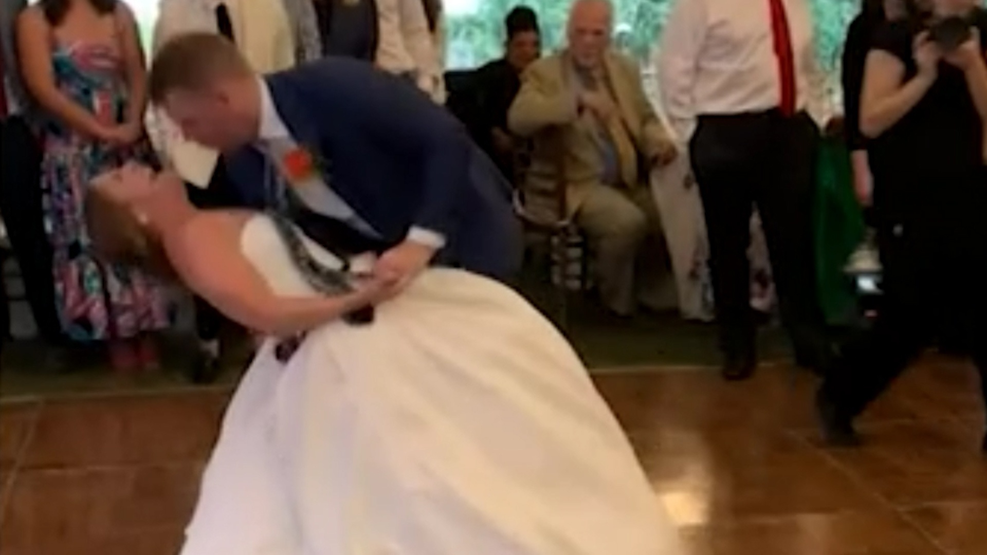 Nhay trong dam cuoi, co dau bi trat khop goi phai di benh vien hinh anh