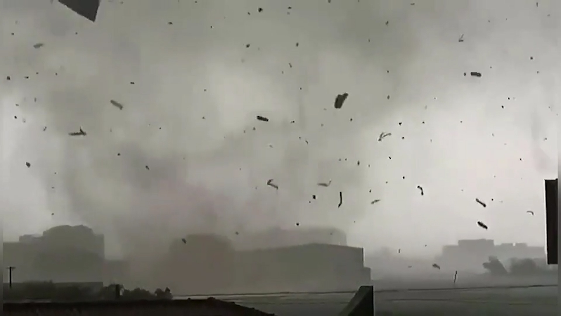 Manh vo bay day troi vi loc xoay o Trung Quoc hinh anh