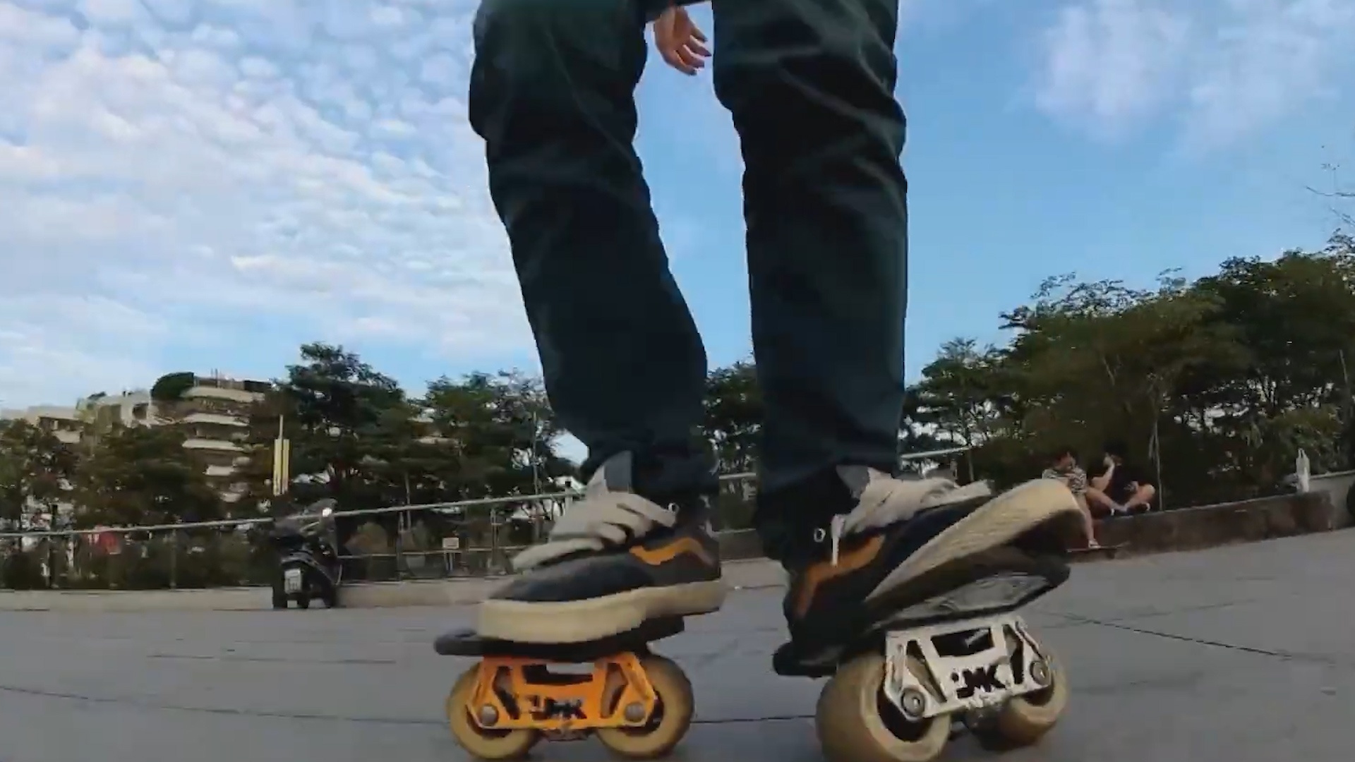 Co gai Trung Quoc co ky thuat truot patin duong pho dieu luyen hinh anh