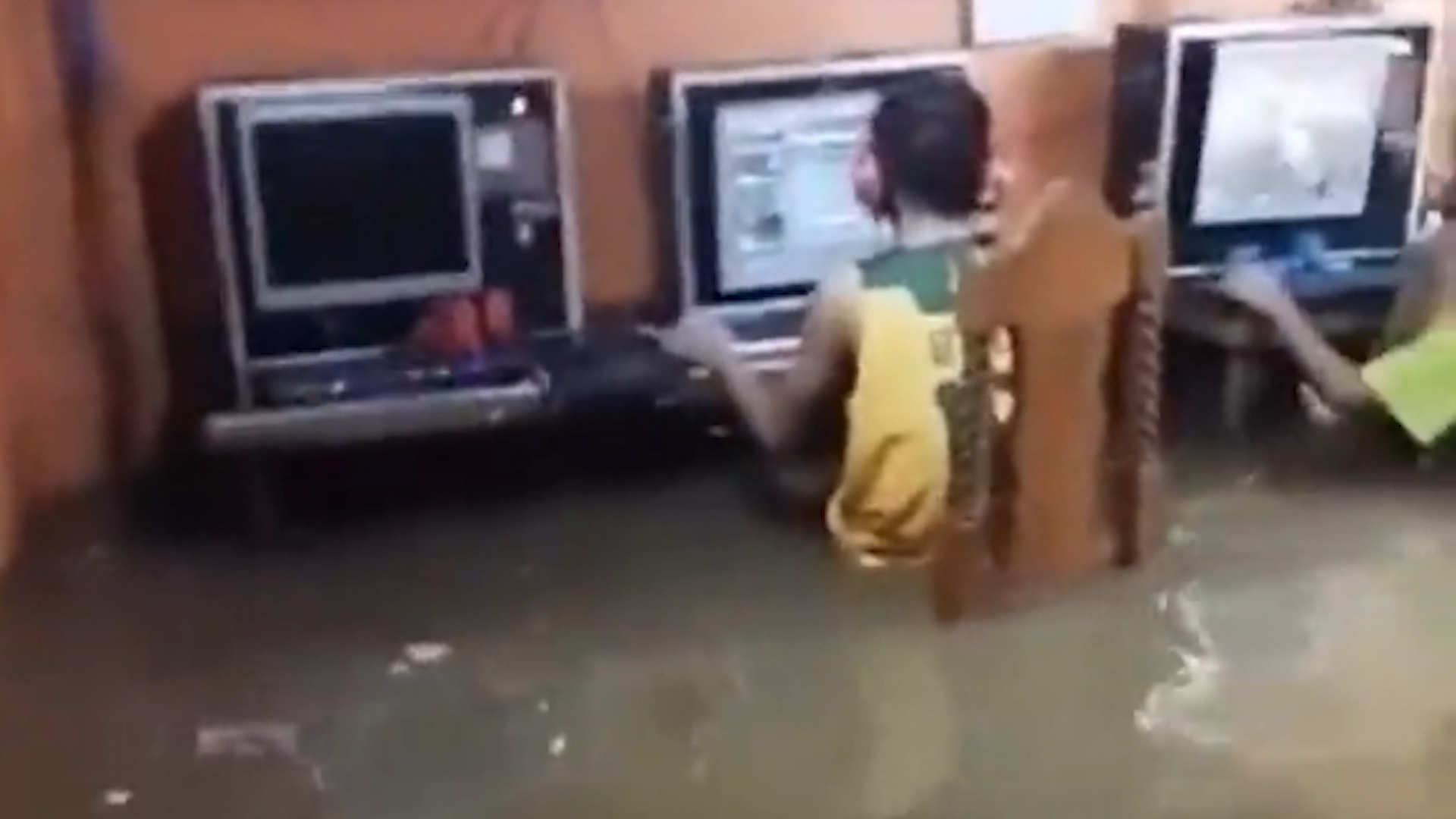 Tiem Internet ngap trong nuoc, 5 cau be Philippines van choi game hinh anh