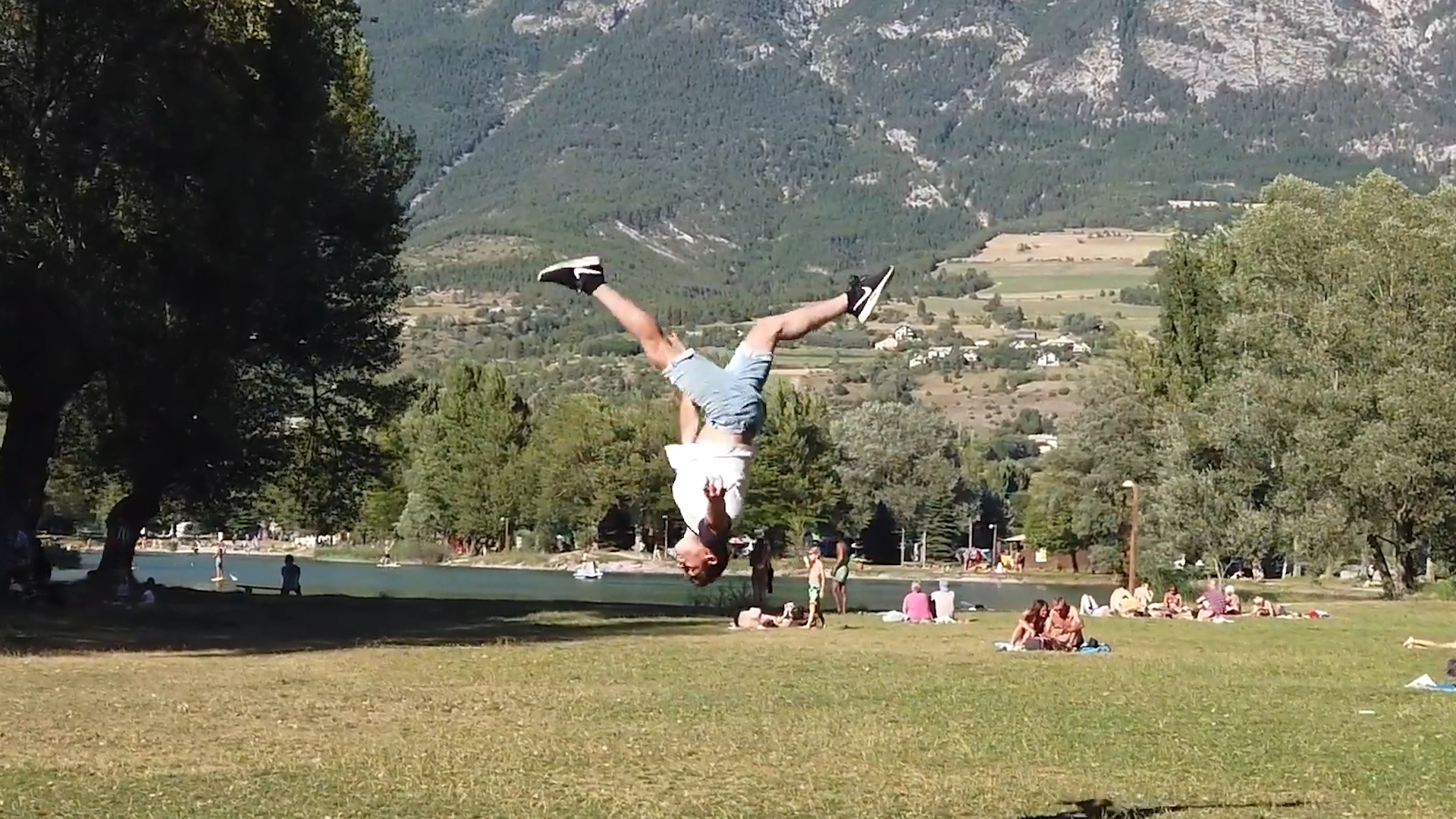 Chang trai nguoi Phap bieu dien nhao lon dieu luyen hinh anh