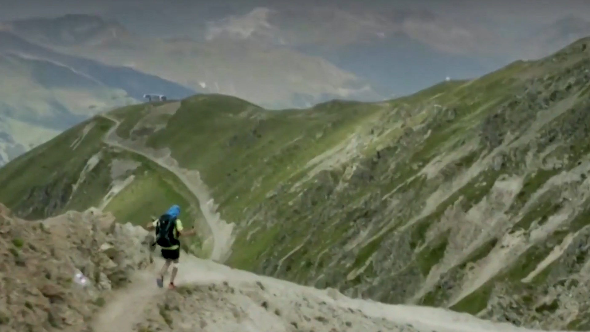 Nguoi dan ong mac Parkinson di bo qua day Alps hinh anh