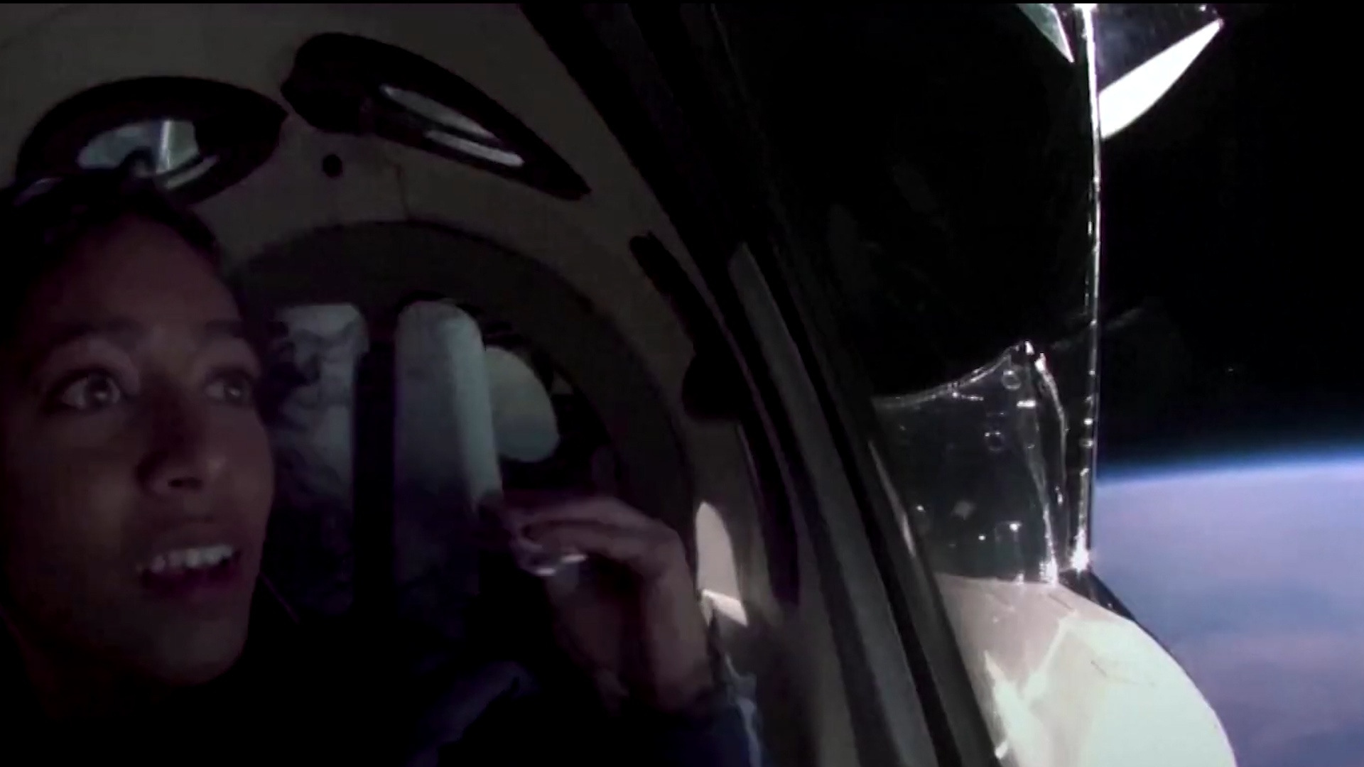 Cong ty lu hanh Duc ban ve vao vu tru gia 250.000 USD hinh anh