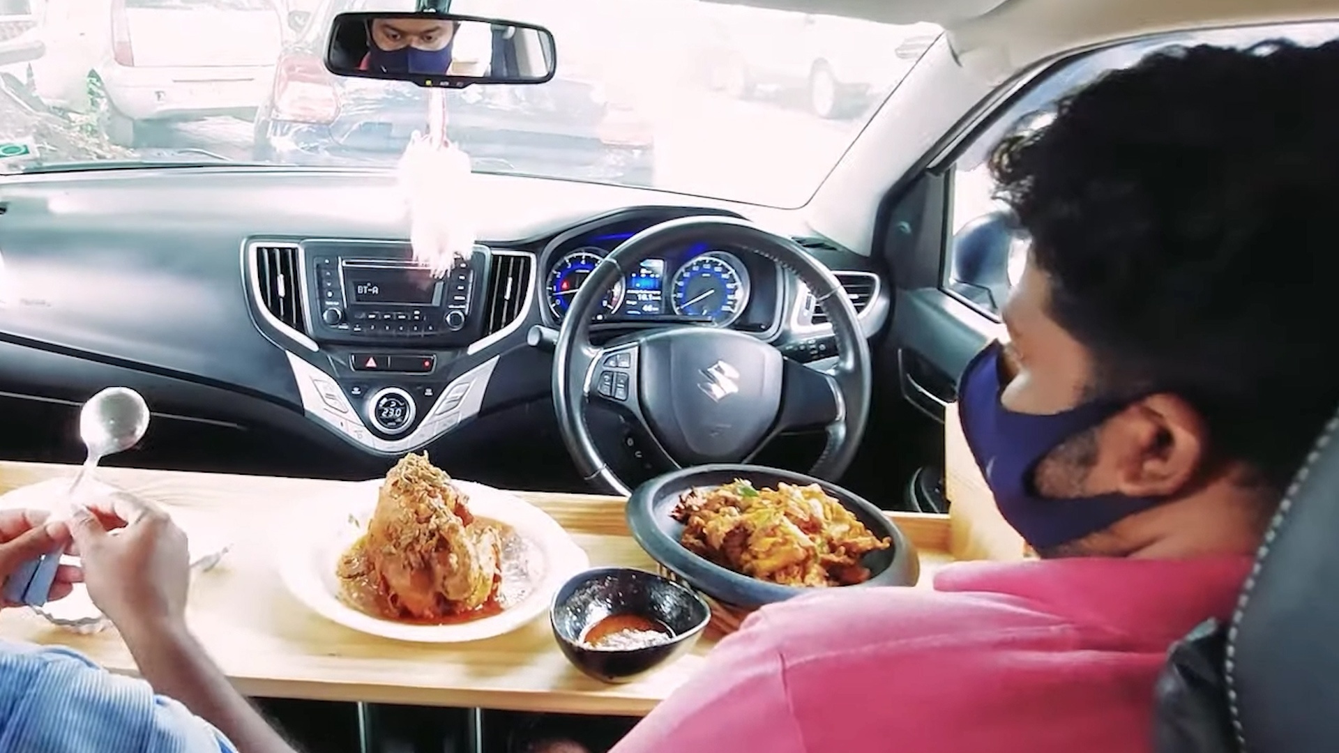 Nha hang phuc vu do an ngay tren xe cua khach hinh anh