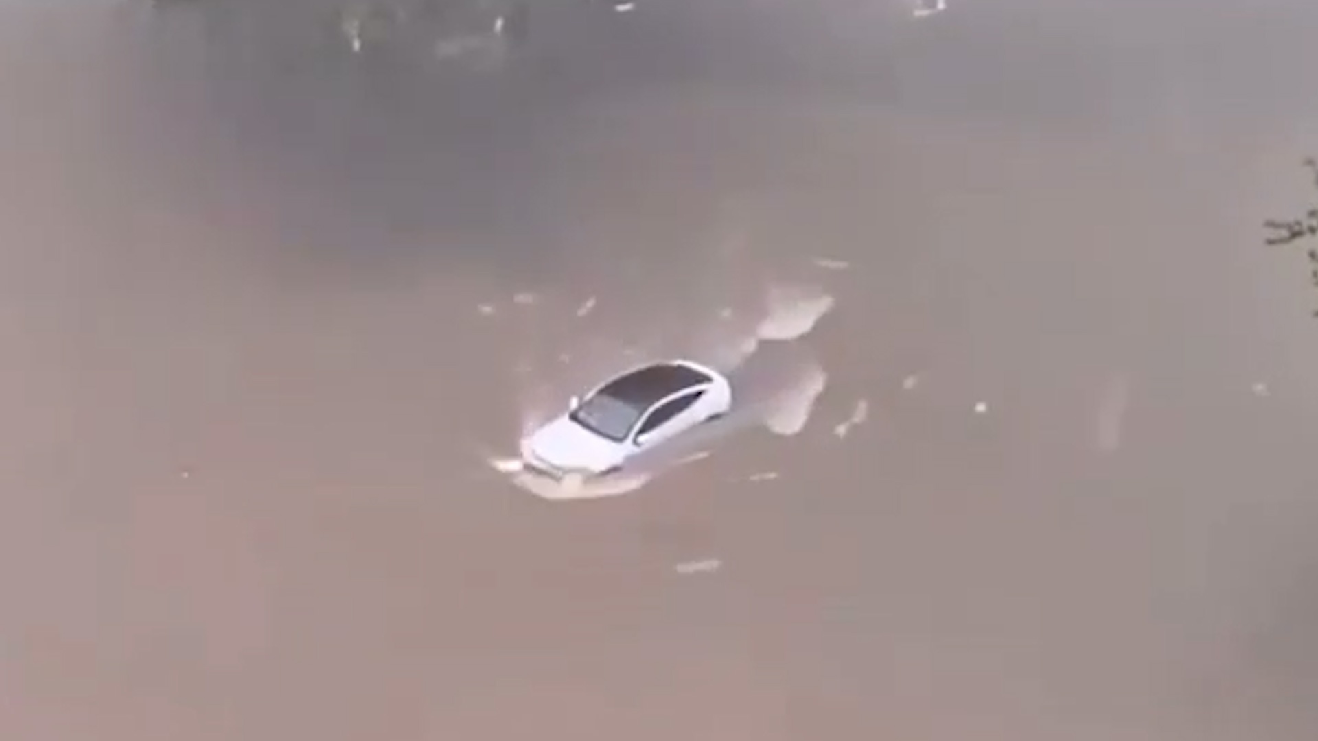 Nhung chiec Tesla voi kha nang loi nuoc dang kinh ngac hinh anh