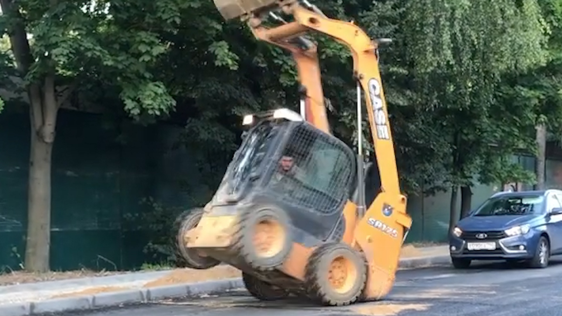 Ky nang lai xe xuc dat dieu luyen cua nhan vien cong truong hinh anh