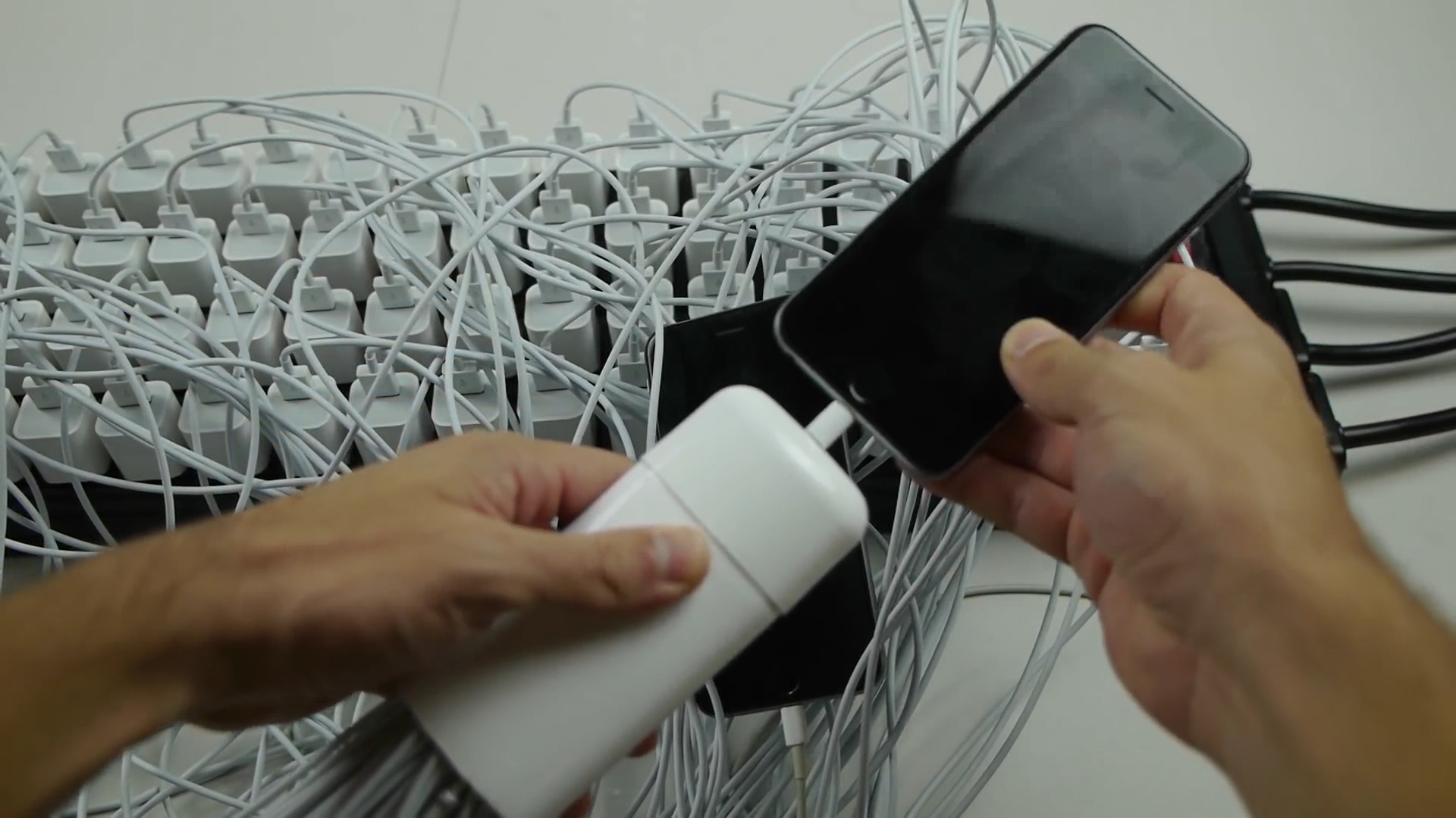 Thu nghiem sac iPhone bang 100 cuc sac hinh anh