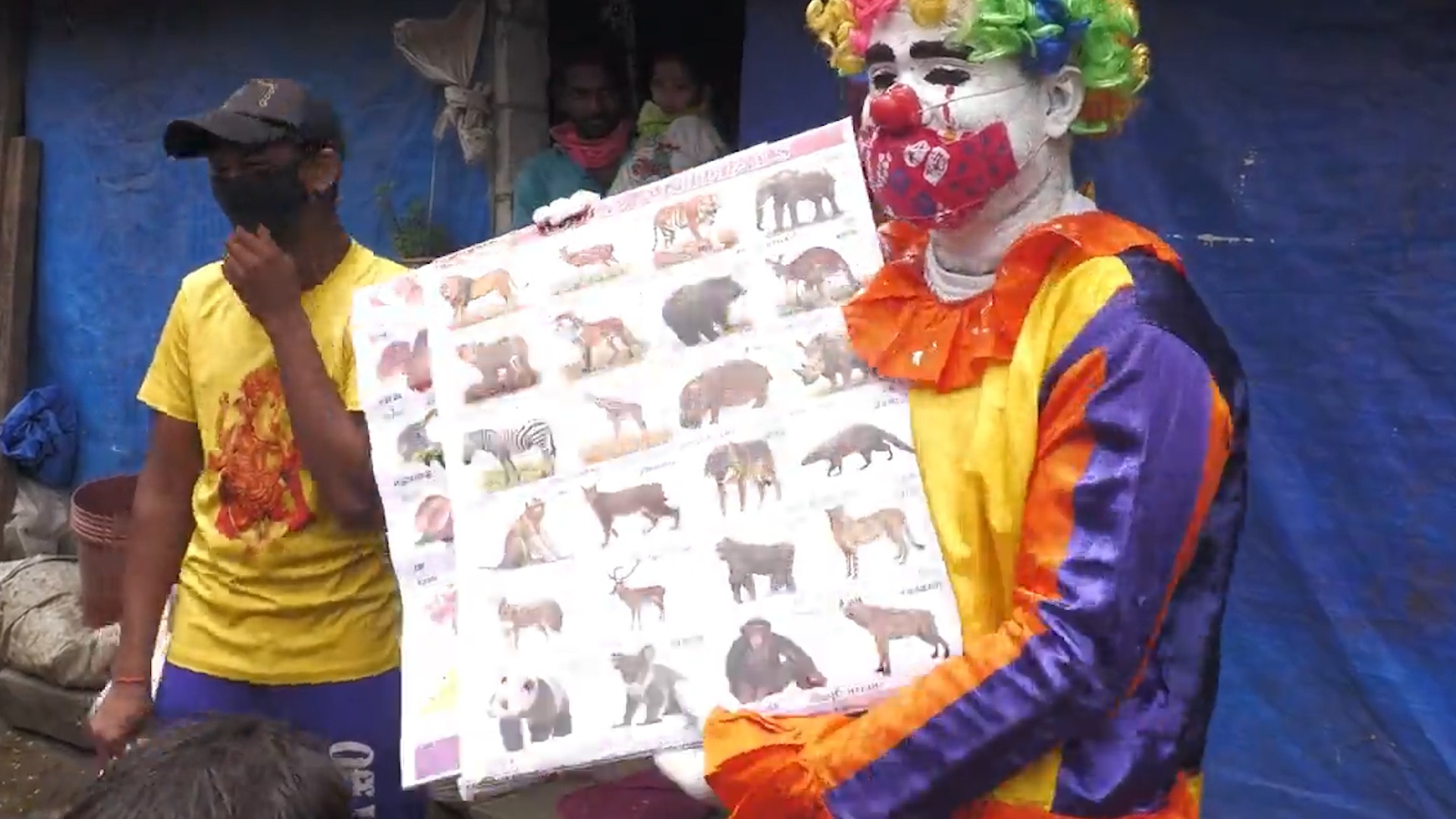 Mac do chu he de day tre em hoc tai khu o chuot An Do hinh anh