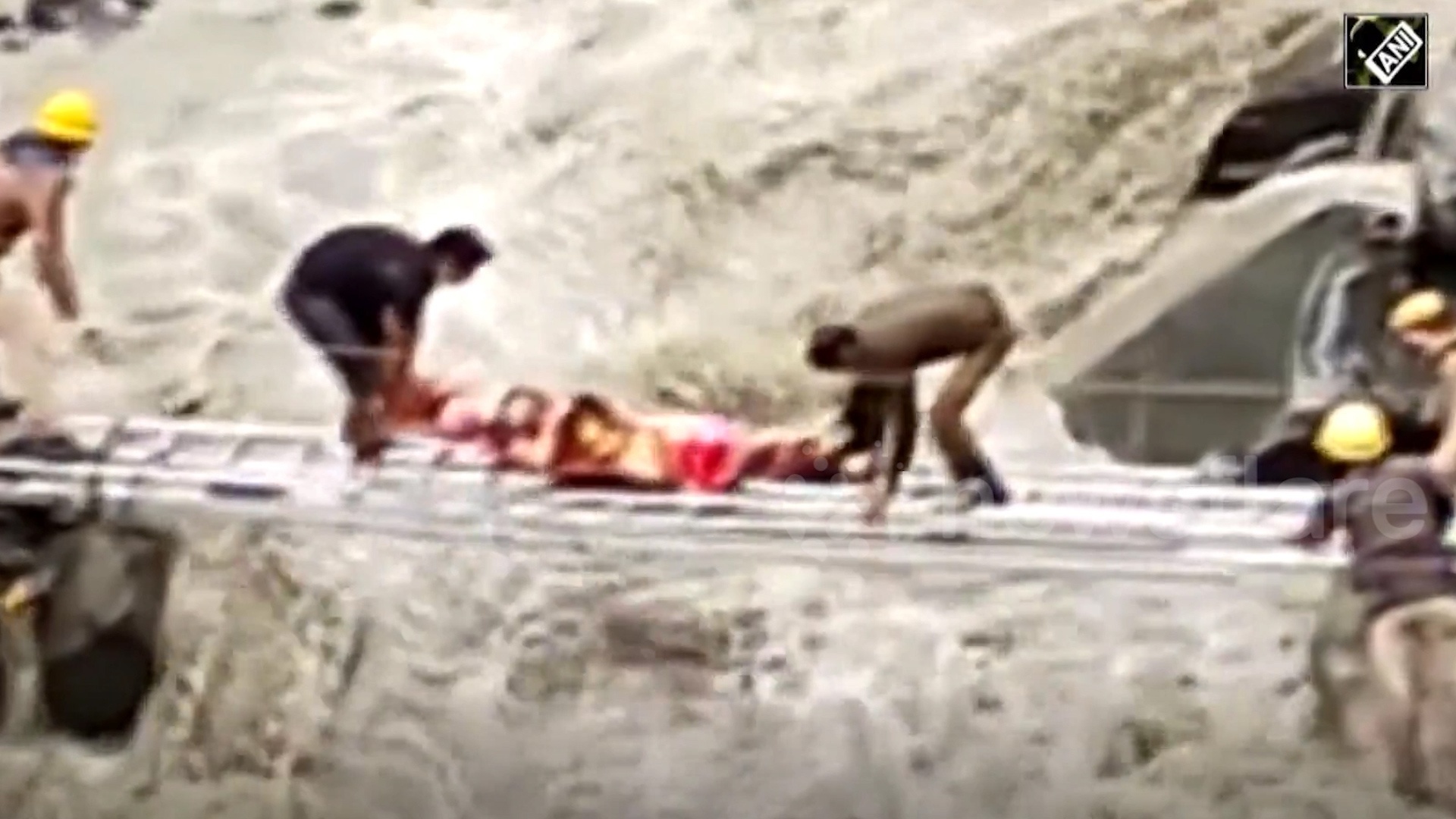 Luc luong cuu ho khieng benh nhan qua con song chay xiet o An Do hinh anh