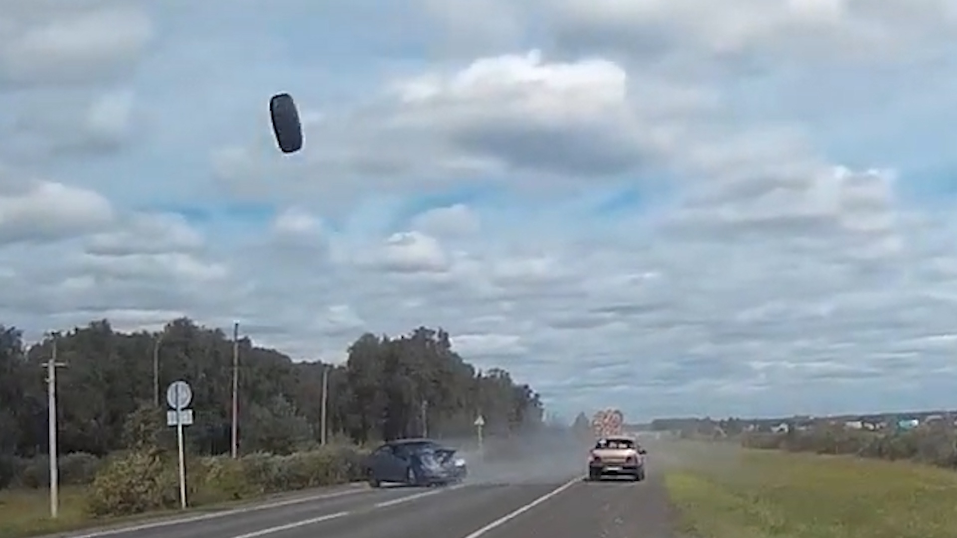 Banh xe vang khoi oto, bay nhieu vong tren duong hinh anh