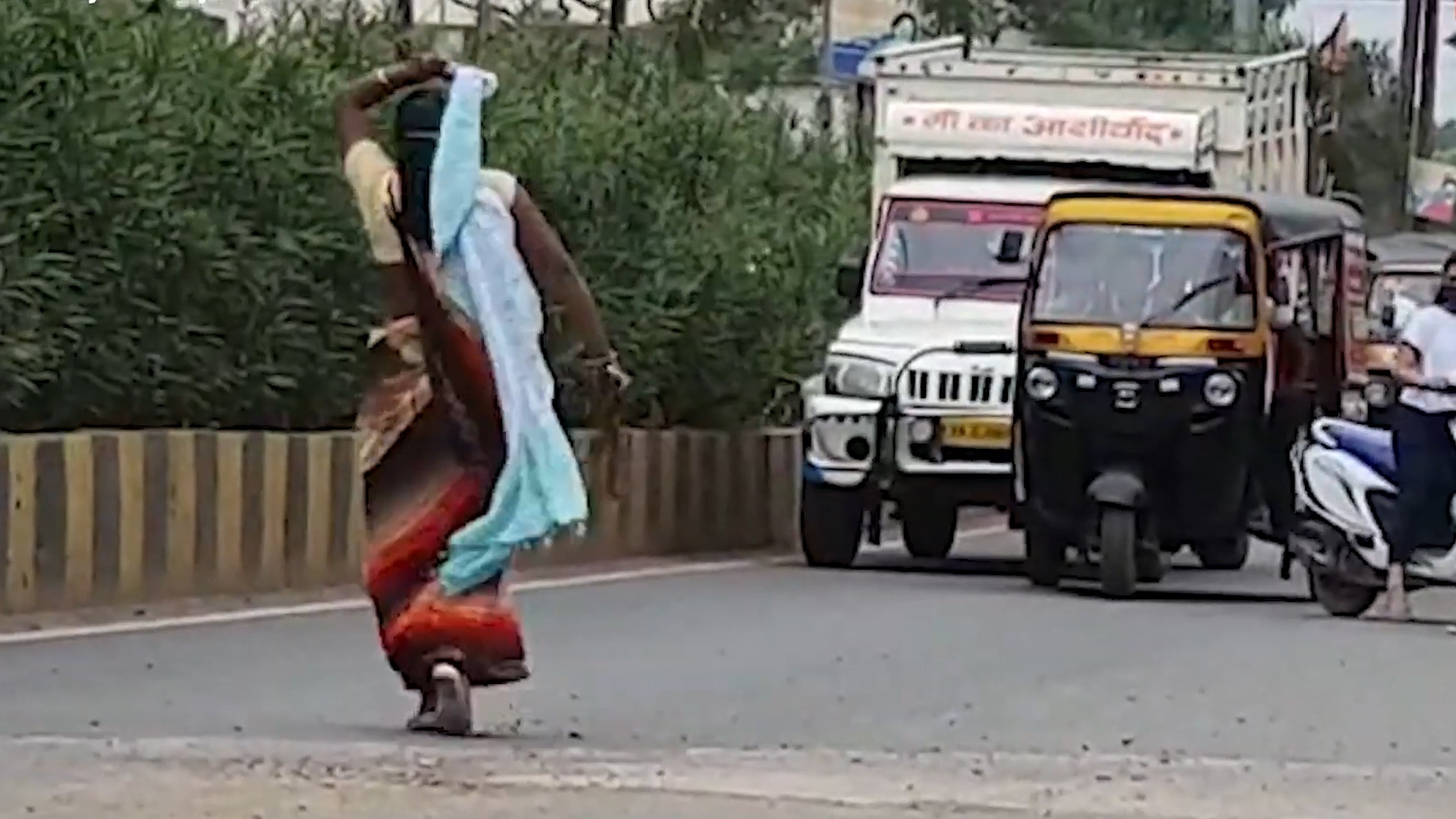 Nguoi phu nu say ruou lam tac nghen giao thong o An Do hinh anh