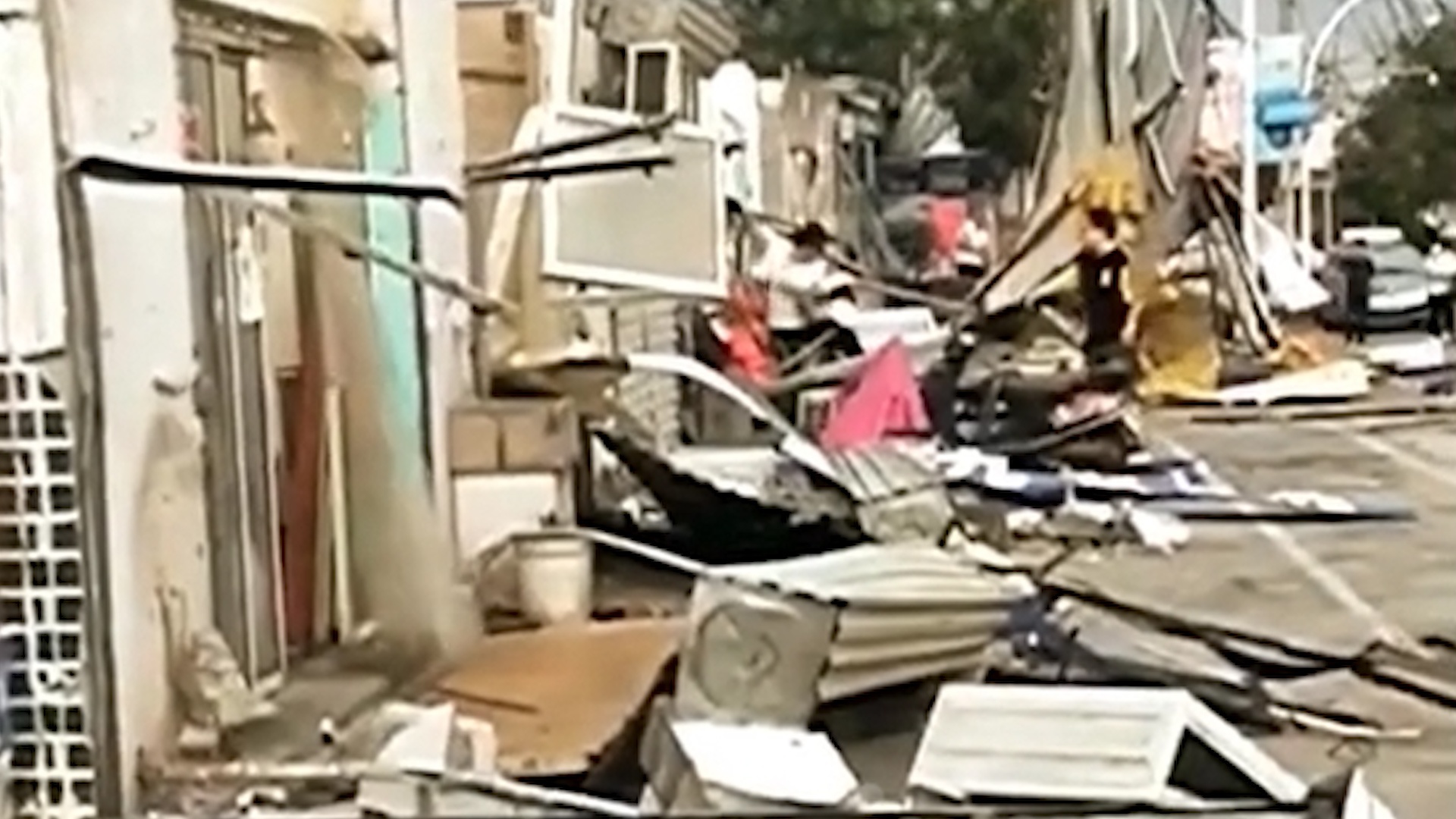 Hang loat nha cua bi toc mai, pha huy vi gio lon tai Trung Quoc hinh anh