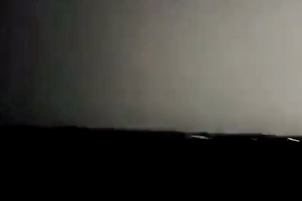 Gio manh lam do cay o Trung Quoc hinh anh