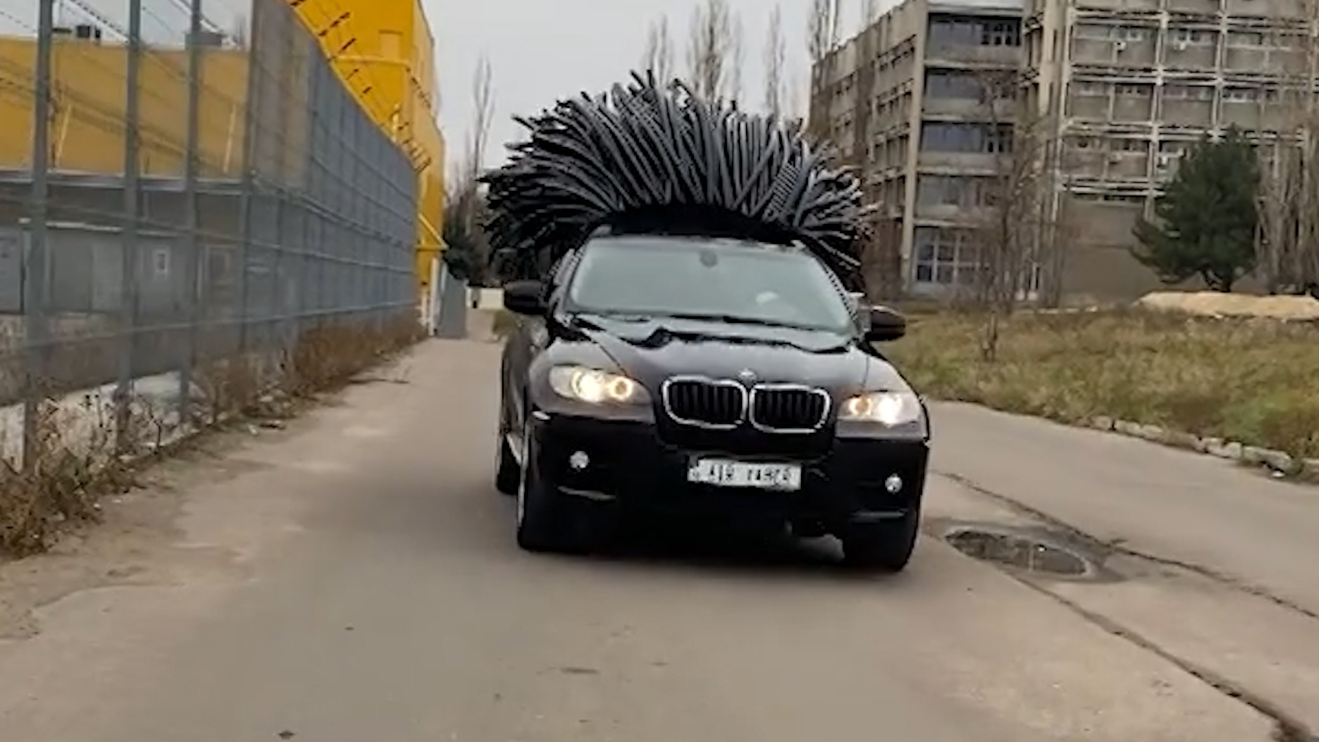 Chiec BMW voi ‘kieu toc bong bay’ ngo nghinh hinh anh