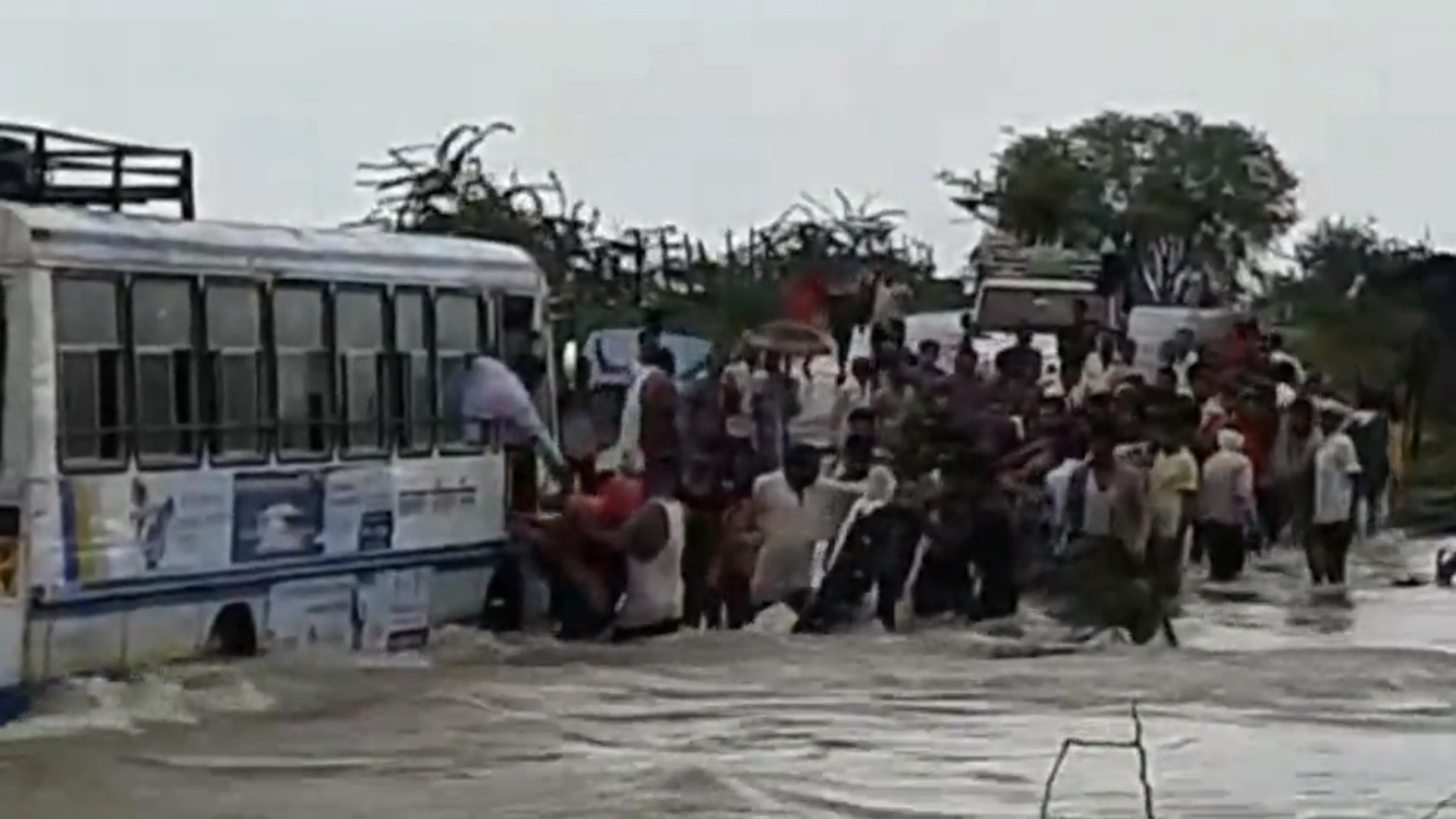 Giai cuu 40 hanh khach An Do tren chiec xe dang bi lu cuon hinh anh