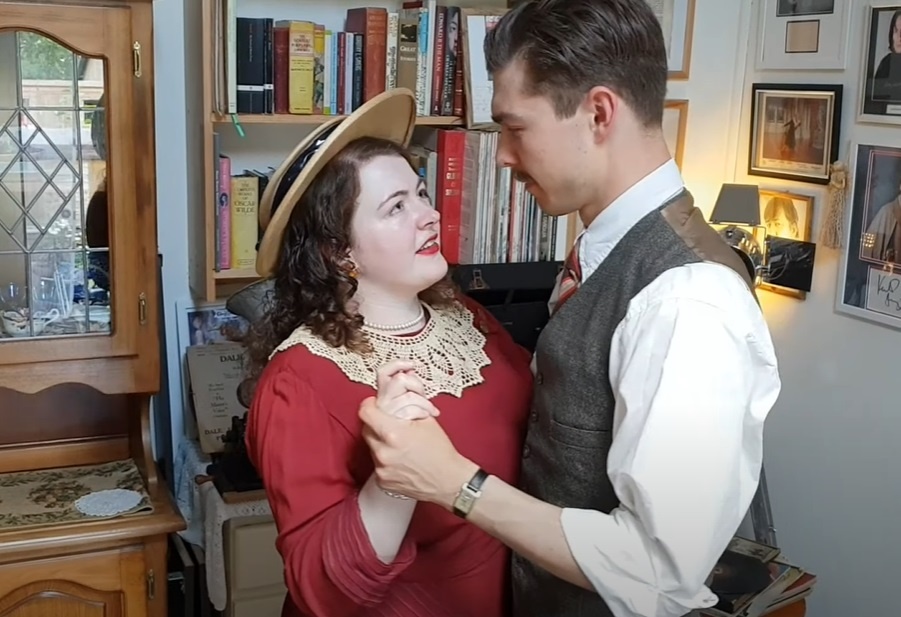 Cap doi nguoi Anh mac quan ao co dien, nghe nhac thoi chien hinh anh