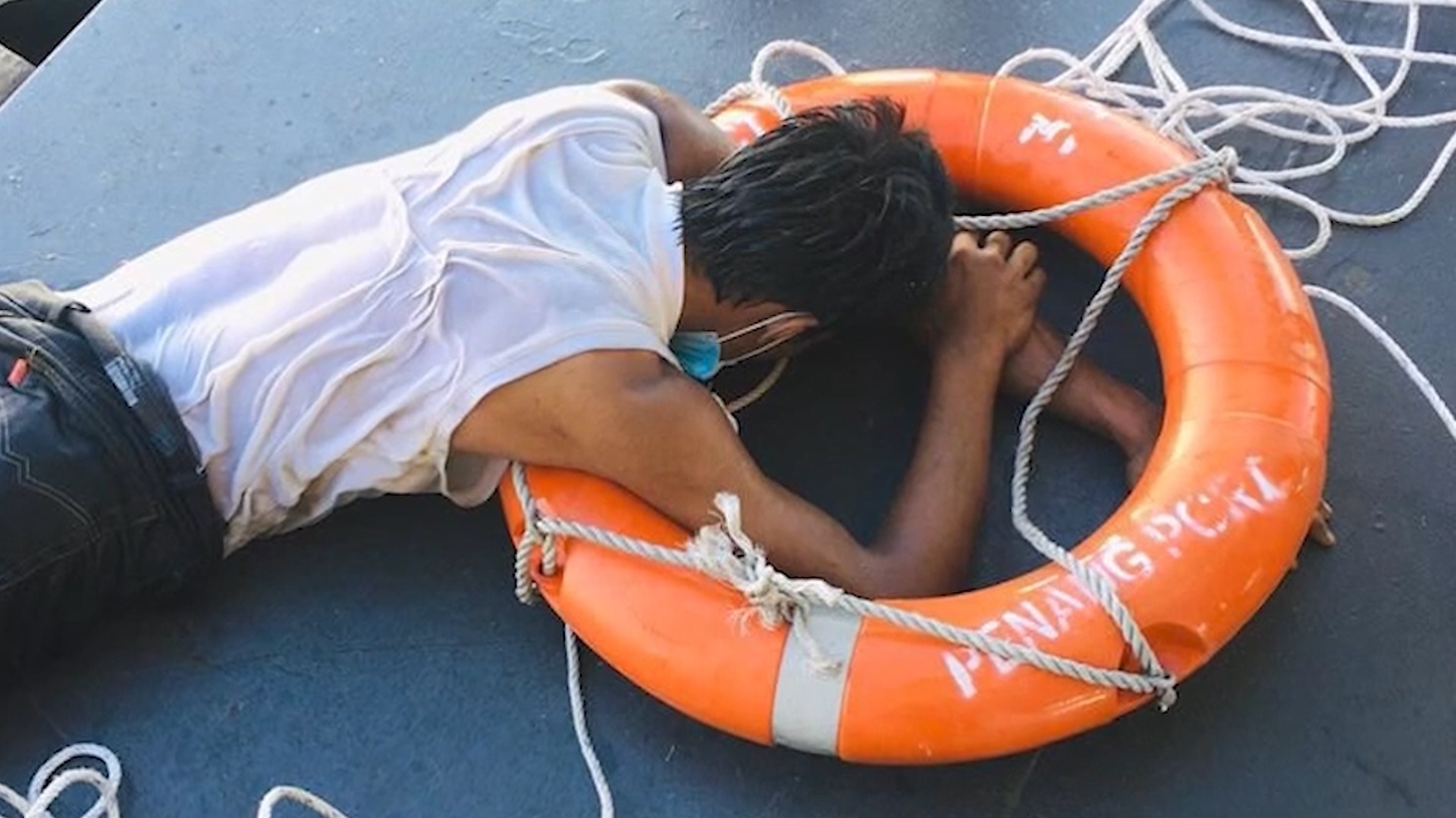 Chang trai Malaysia duoc cuu khi dang co boi qua bien hinh anh