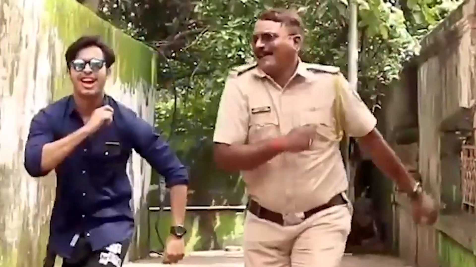 Canh sat An Do nhay mua truyen nang luong tich cuc hinh anh