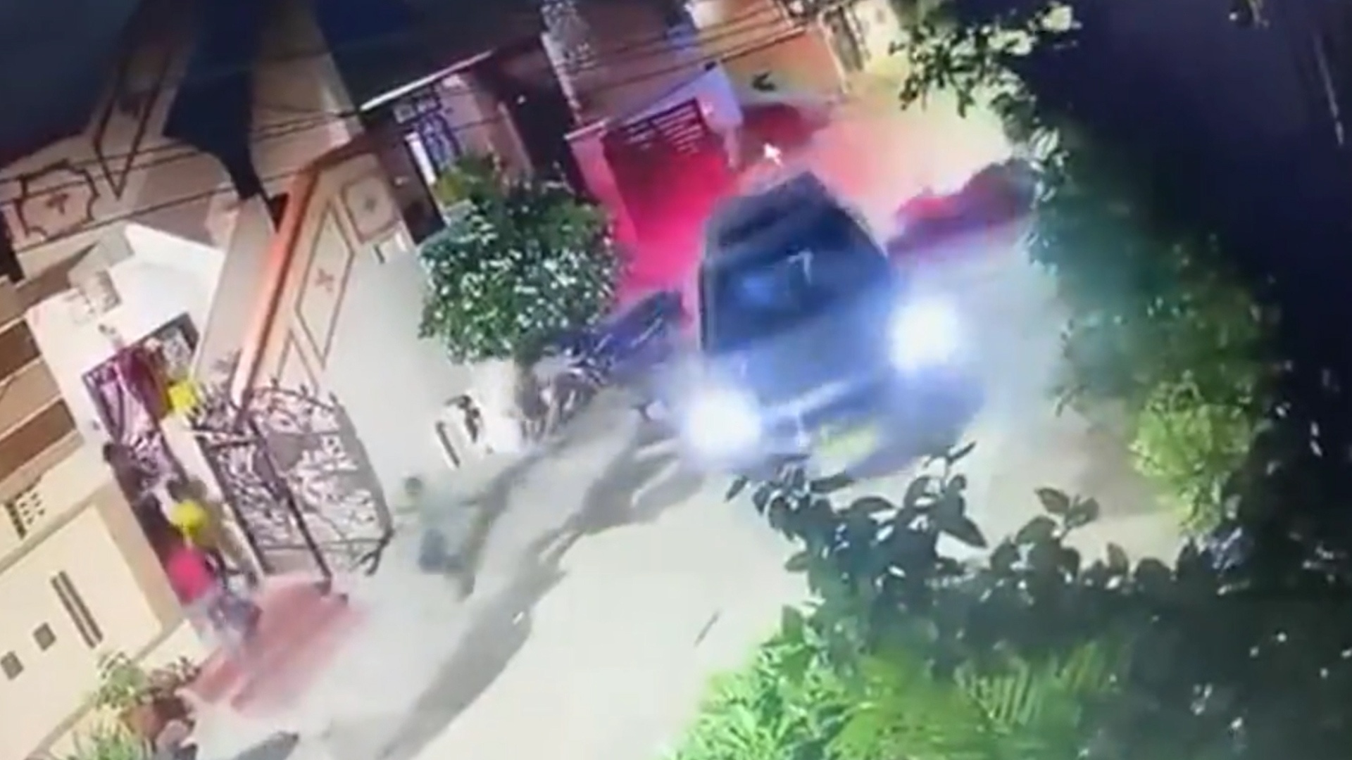 Khoanh khac oto lao tren duong suyt tong trung tre em hinh anh