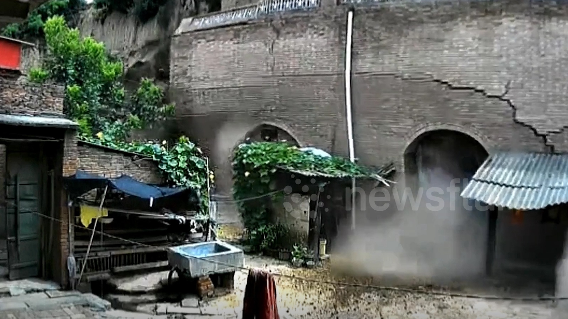 Hang dong o Trung Quoc bat ngo do sap hinh anh