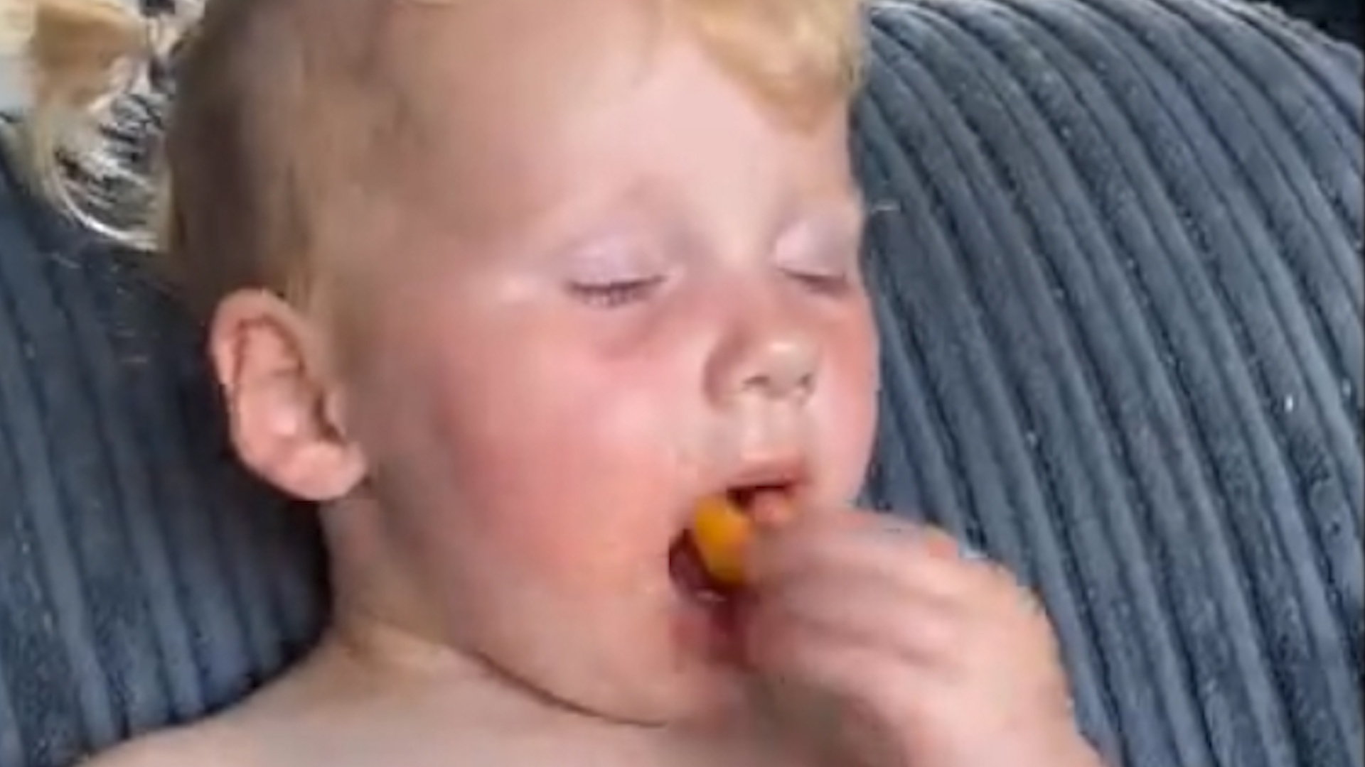 Em be an khi dang ngu gat hinh anh