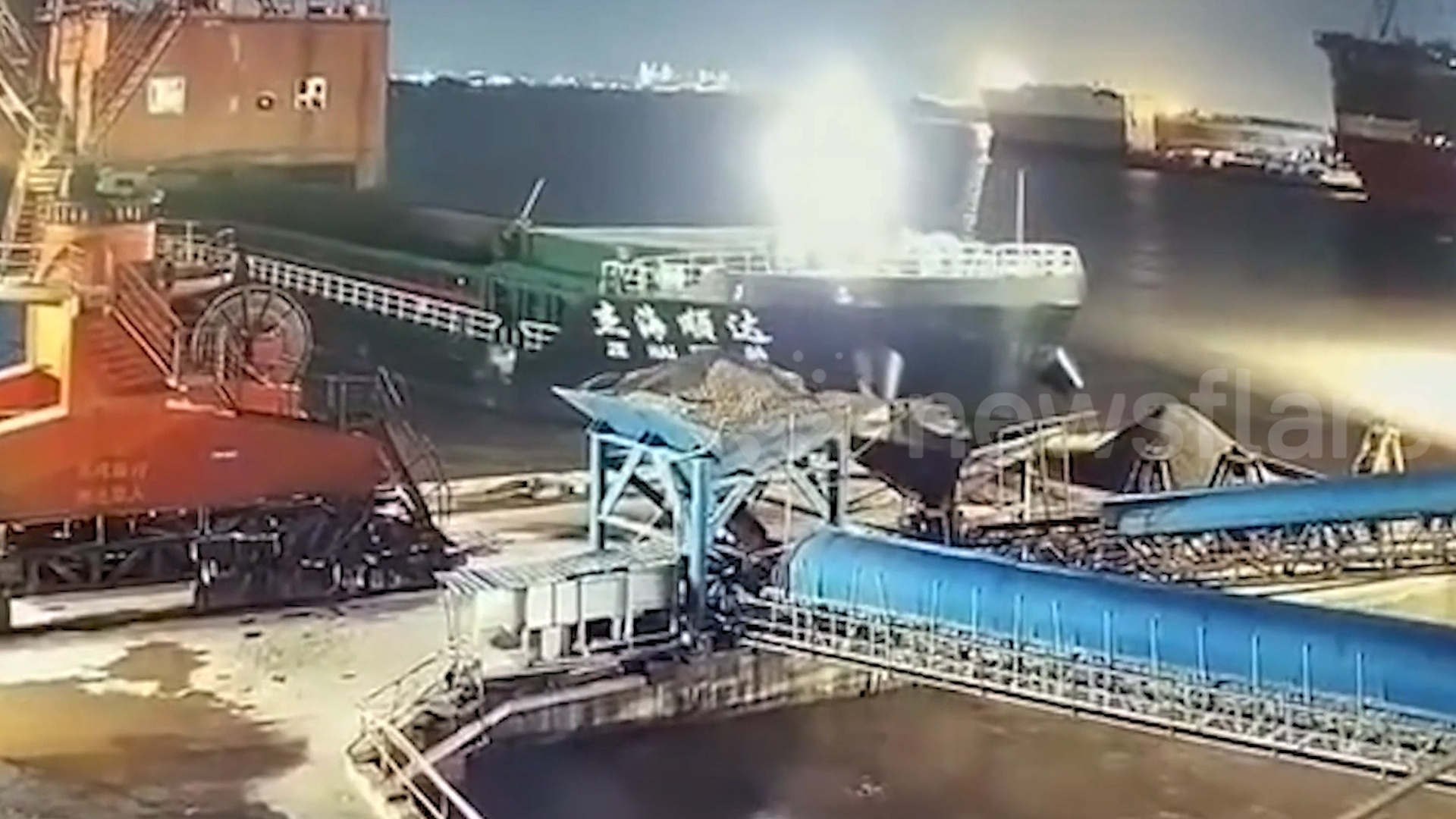 Tau cho hang dam chim can cau o Trung Quoc hinh anh