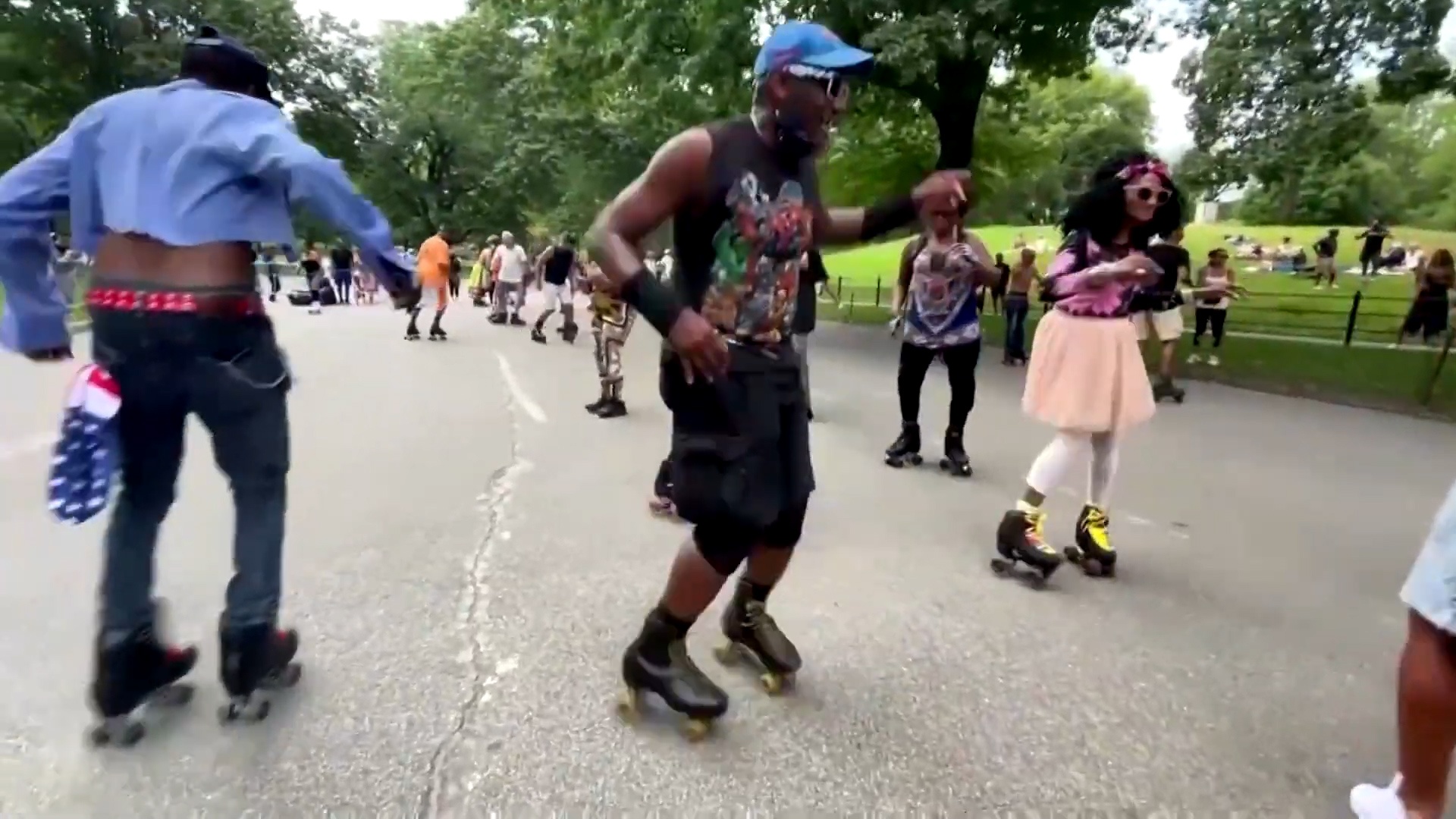 Dan New York truot patin de giam cang thang hinh anh