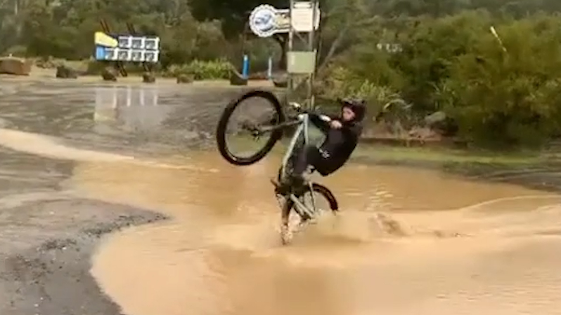 Cau be nga ngua khi di xe dap mot banh qua vung bun hinh anh