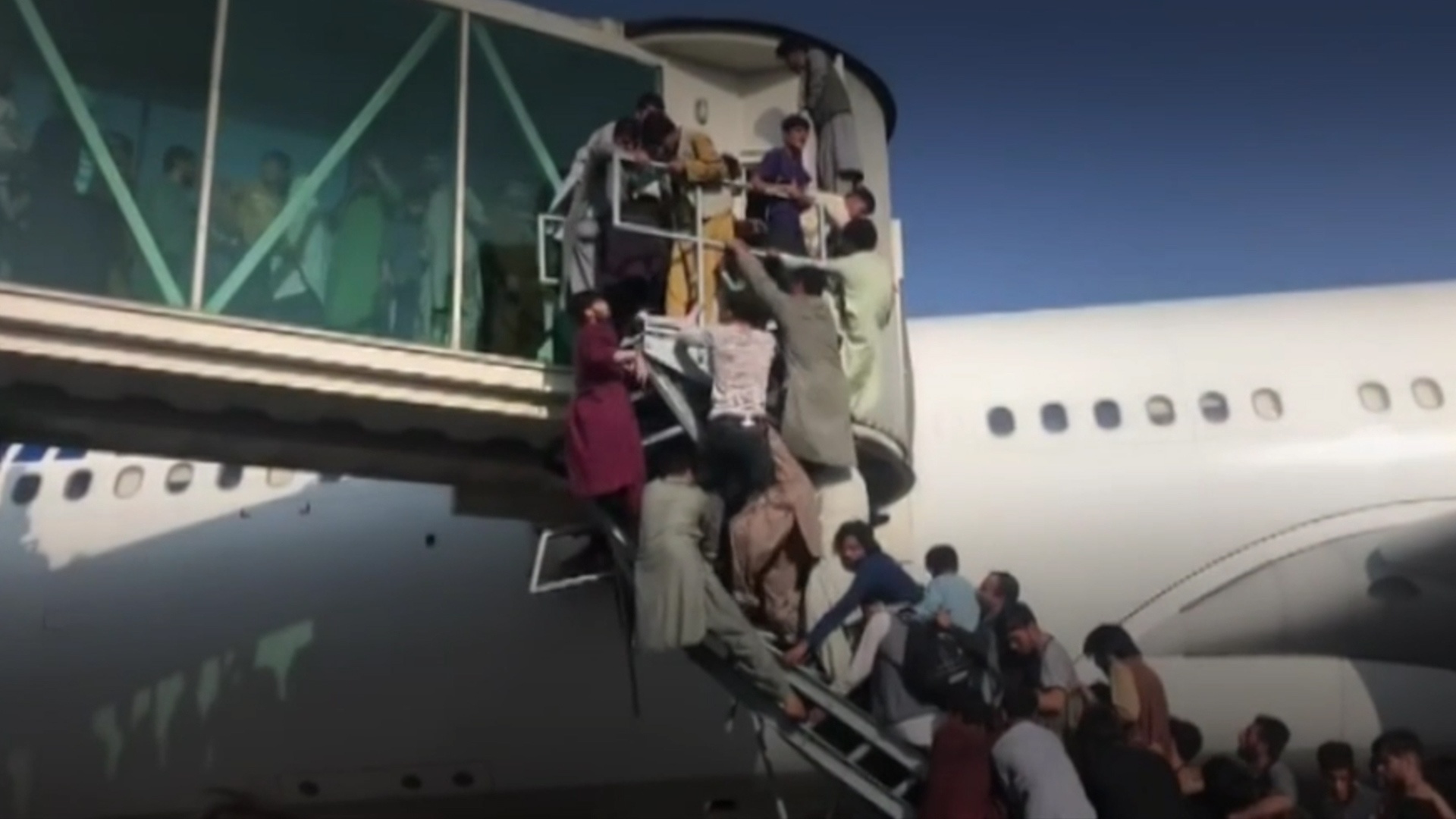 Dam dong chen lan len may bay o Kabul hinh anh