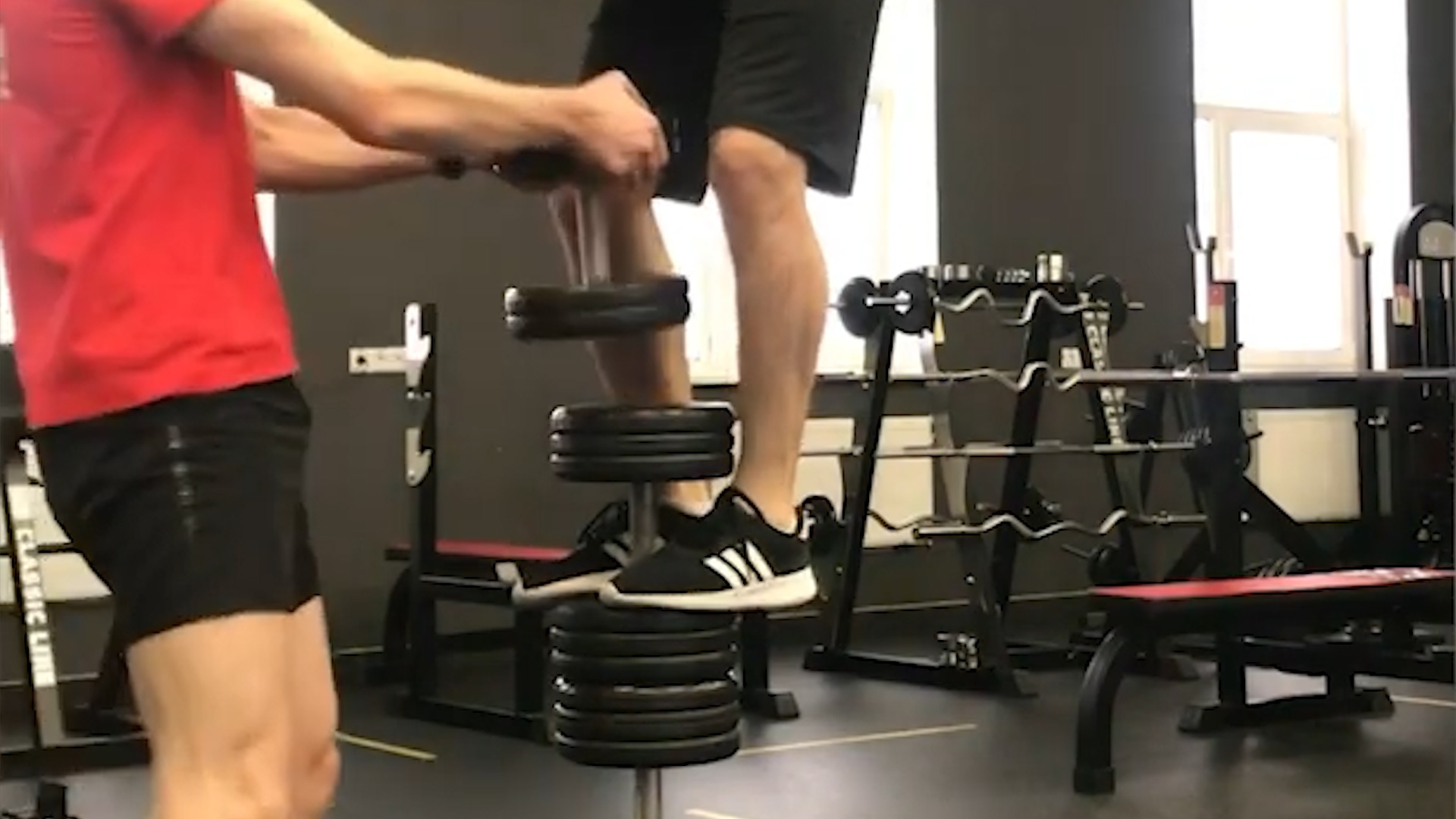 Nhay thang bang tren nhung qua ta xep tang hinh anh