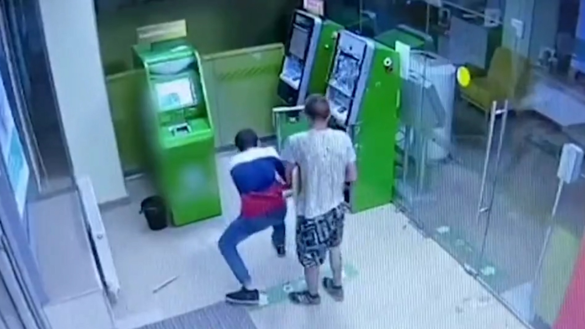 Ten trom hai lan dap pha, cuop ATM tai Nga hinh anh