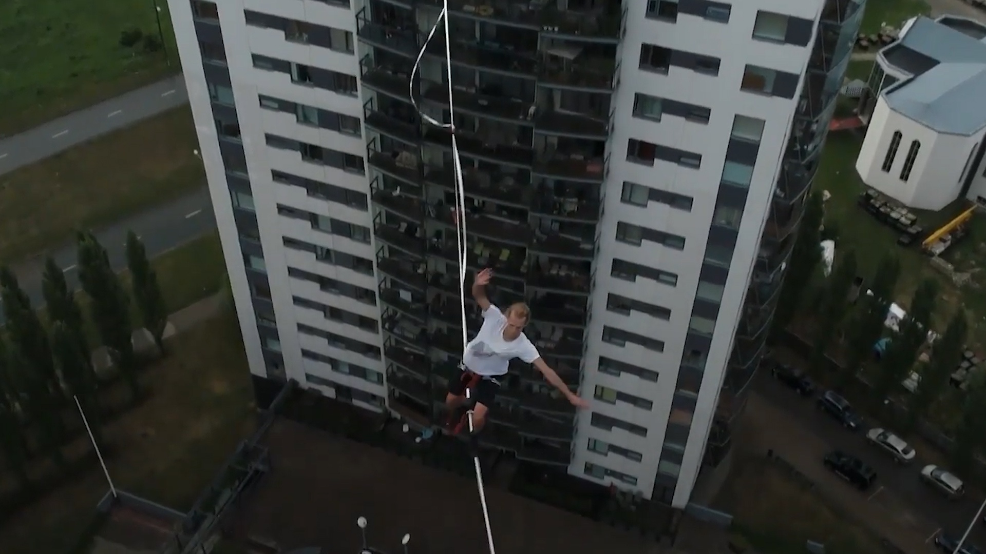 Giu thang bang, di tren day giua hai toa nha 16 tang hinh anh