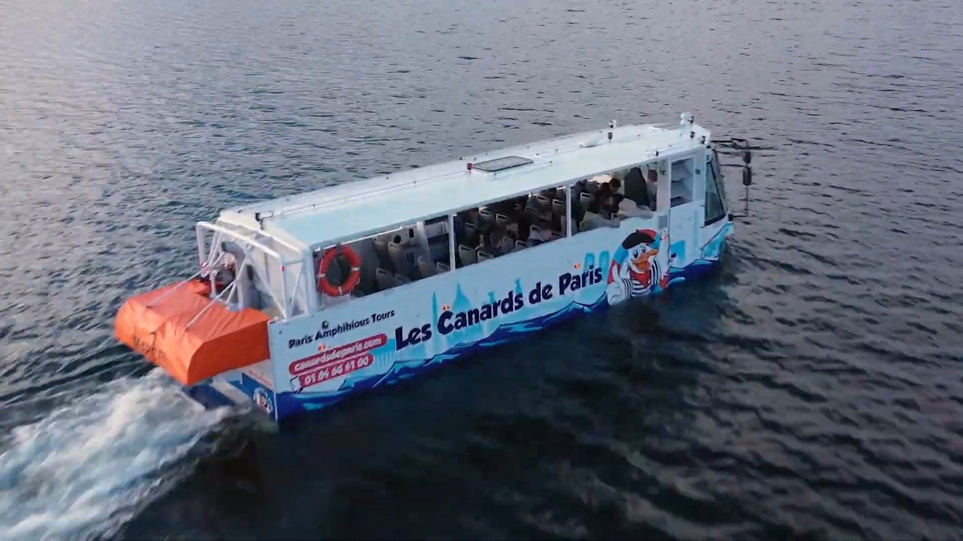 Chiec xe buyt co the di tren song nhu thuyen hinh anh