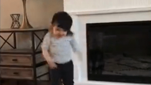 Khoanh khac dang yeu cua nhung dua tre khi nghe nhac hinh anh