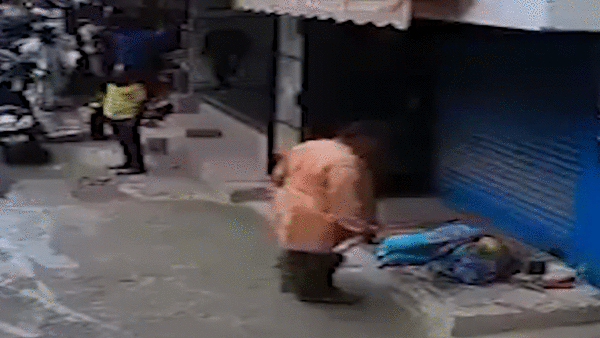 Nguoi dan ong da va tat nuoc vao cu ba vo gia cu o An Do hinh anh