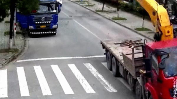 Xe can cau huc do duong ong tai Trung Quoc hinh anh