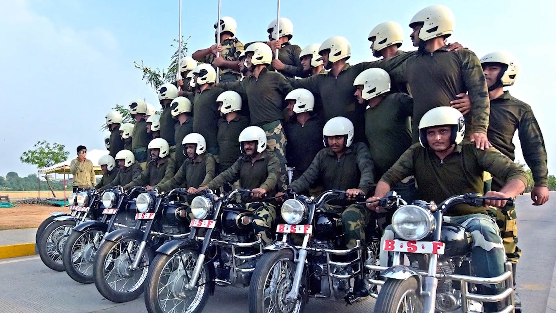 Nhung man bieu dien xep hinh mao hiem tren xe may hinh anh