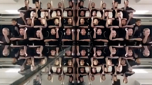 Doc dao man bieu dien vu dao qua guong hinh anh