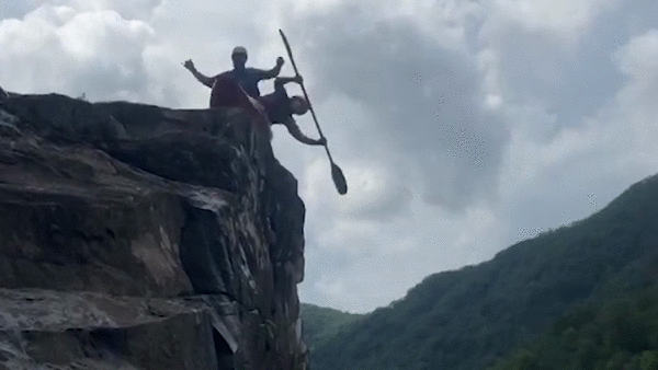 Nguoi phu nu nhao lon tren thuyen Kayak hinh anh