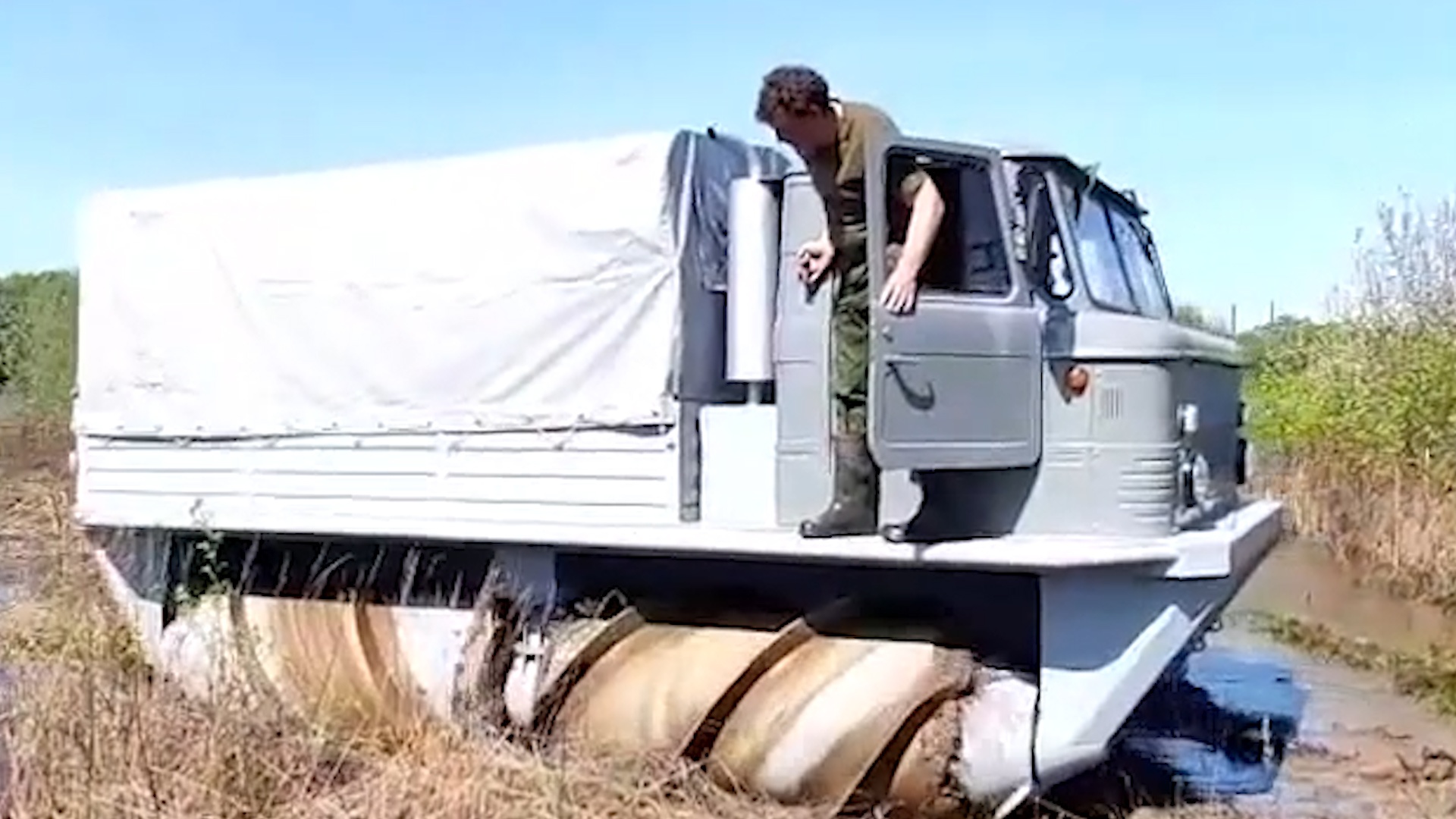 Xe dia hinh che tao tu linh kien cu thoi Lien Xo hinh anh