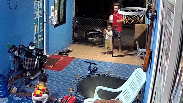 Cau be 1 tuoi nhao lon xuong bac thang hinh anh