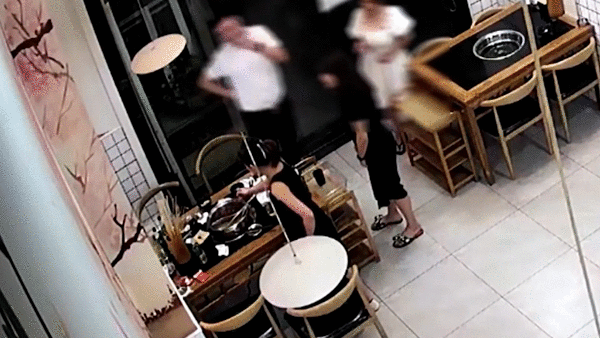 Noi lau phat no tai nha hang Trung Quoc hinh anh