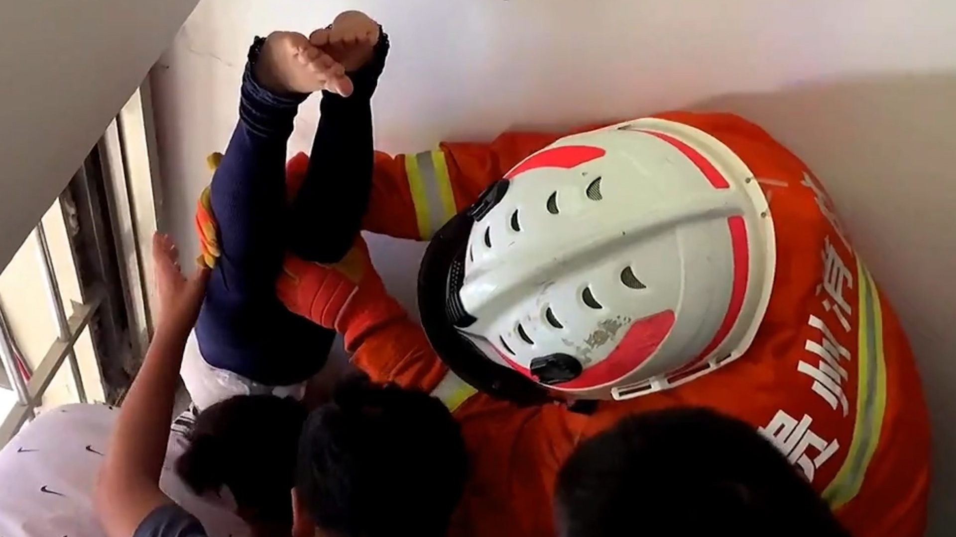 Giai cuu be gai ket dau o lo thong gio tai Trung Quoc hinh anh