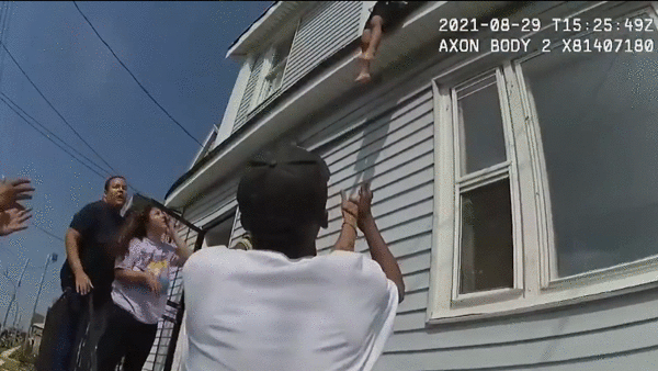 Cau be nhay tu tang 2 de thoat khoi ngoi nha dang chay o My hinh anh