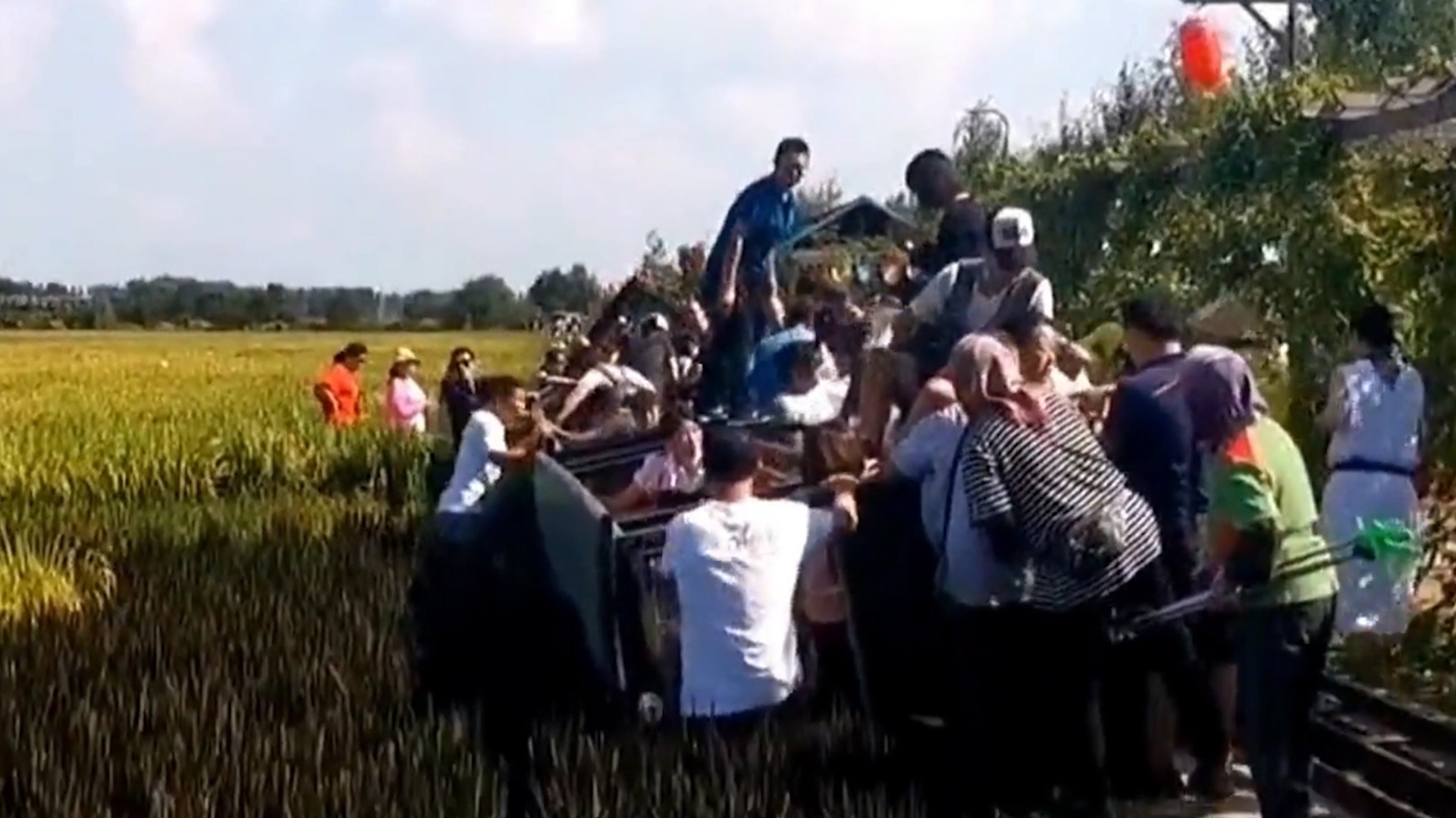 Chuyen tau cho hanh khach bi lat giua canh dong hinh anh