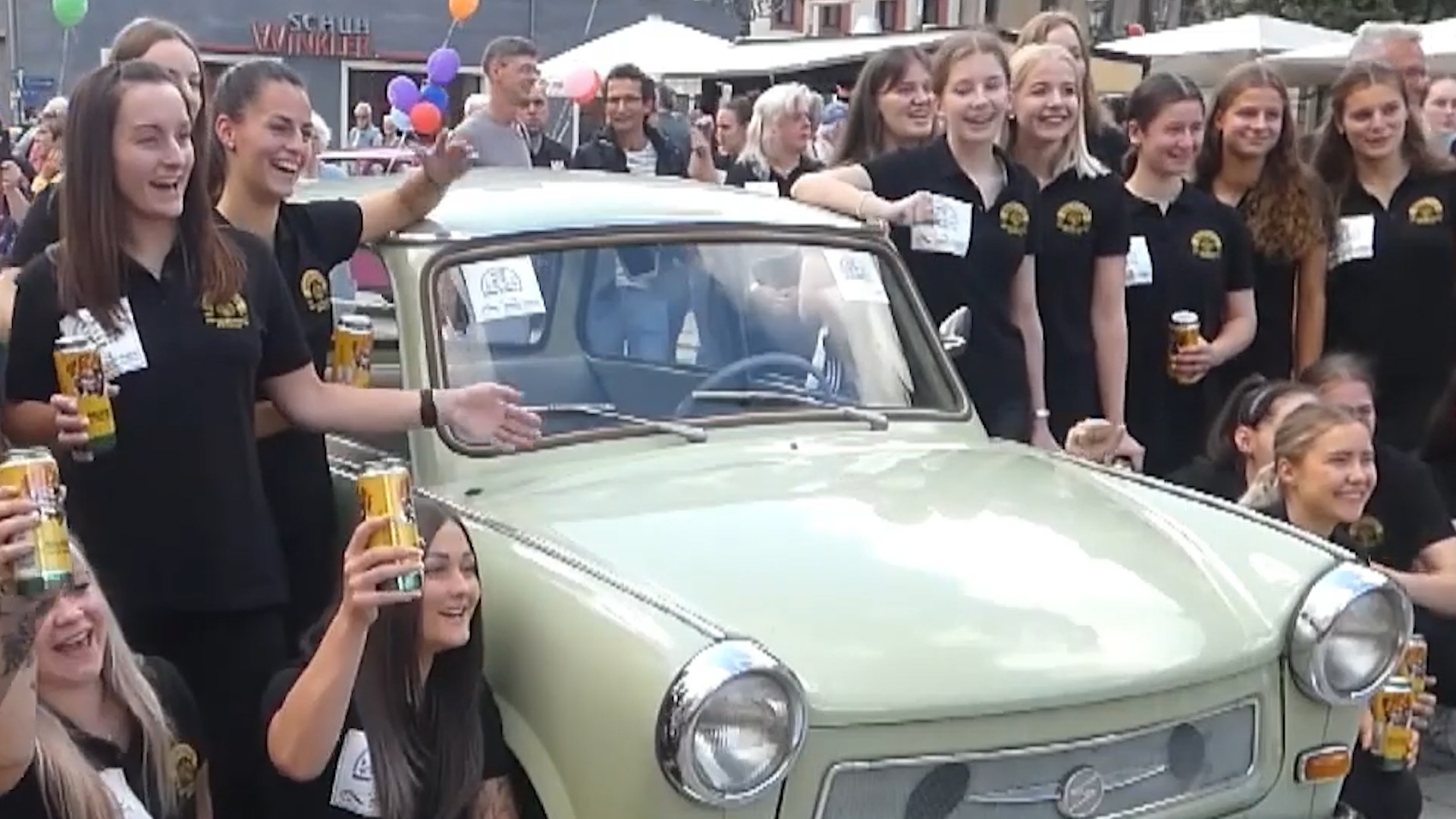 20 nguoi lap ky luc khi chui vao mot chiec xe co nho o Duc hinh anh