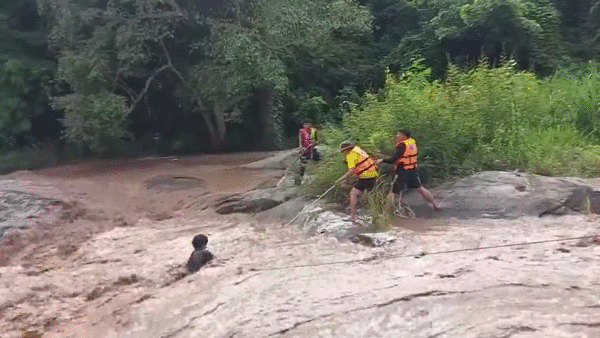 Giai cuu 3 thanh nien bi mac ket tren dong song chay xiet hinh anh