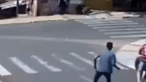 Nguoi dan ong lao vao oto dang chay de ngan vu tai nan hinh anh