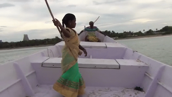 Co be 8 tuoi bieu dien vo thuat tren bien hinh anh