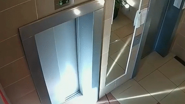 Giai cuu chu cho bi mac ket vao thang may hinh anh